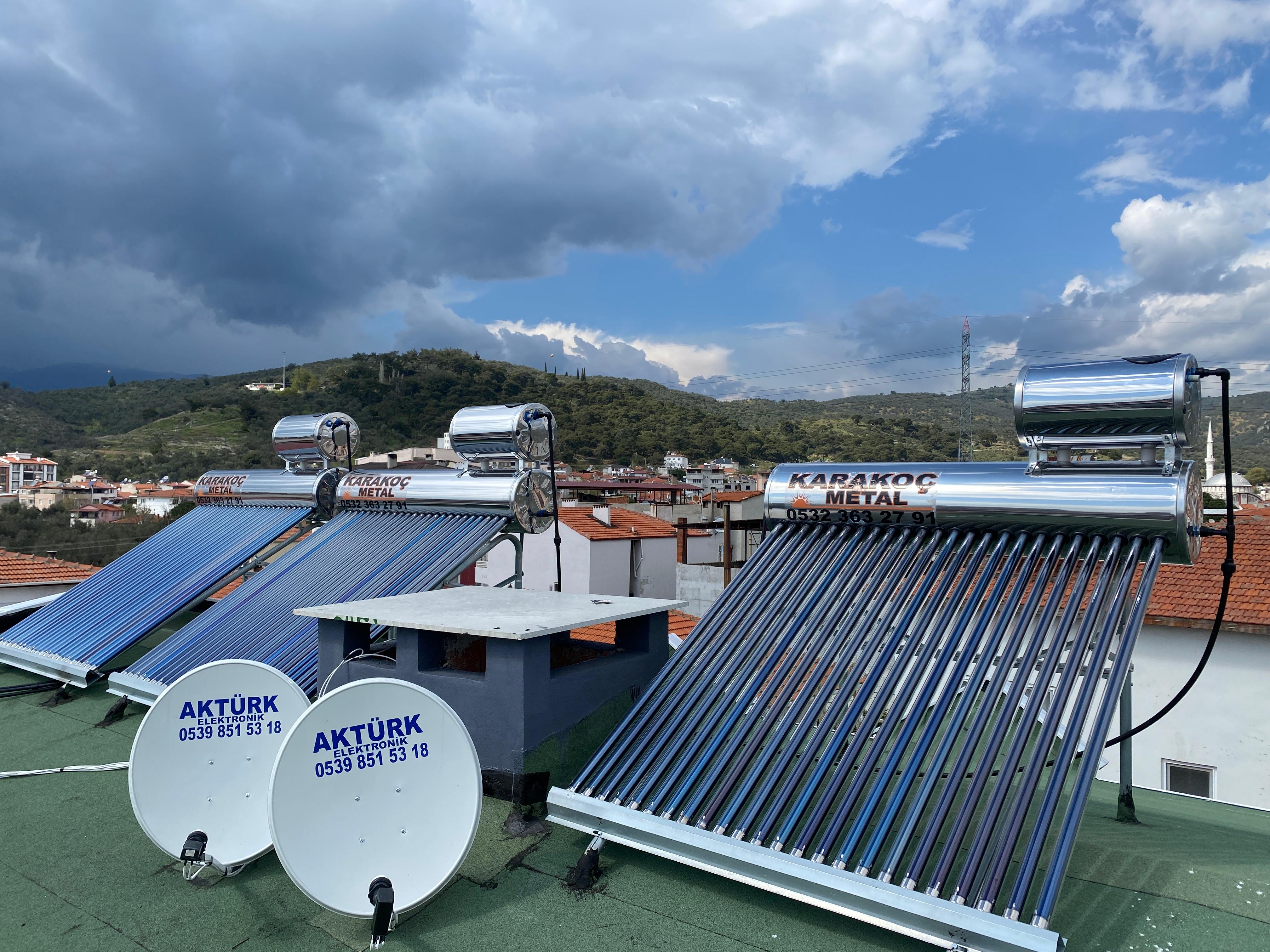 Çatıda üç güneş enerjisi sistemi